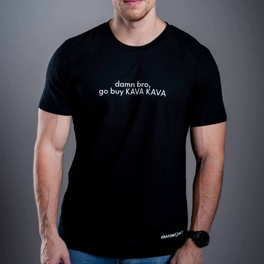 Kratom World férfi póló „damn bro, go buy KAVA KAVA” motívummal – eredeti merch kratomkedvelők és a Kratom World márka rajongói számára, stílusos streetwear design hangsúlyos nyomattal, kényelmes póló mindennapi viseletre, ideális városba, eseményekre vagy gyűjtői darabként a kratom közösség számára-black
