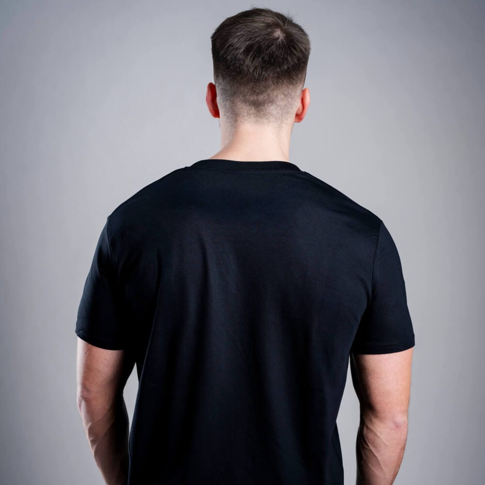 Férfi Kratom World póló „Kratom – The Natural Way.” motívummal – eredeti merch kratomkedvelők és a Kratom World márka rajongói számára, stílusos streetwear design hangsúlyos nyomattal, kényelmes póló mindennapi viseletre, ideális városba, eseményekre vagy gyűjtői darabként a kratom közösség számára, hátoldal-black