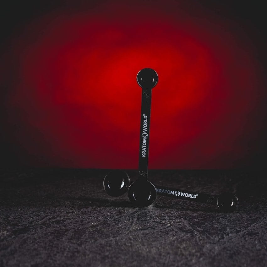Kratom World kétoldalú fekete mérőkanál PP műanyagból, logóval ellátva; por állagú anyagok, étrend-kiegészítők, kratom és fehérjeporok hozzávetőleges adagolásához. A kisebb oldal kb. 1 g-ot, a nagyobb oldal kb. 3 g-ot mér, otthoni és utazási használatra egyaránt alkalmas.