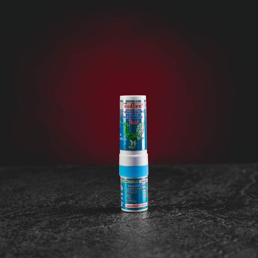 HongThai Blue Nasal thai gyógynövényes inhalátor – praktikus zsebstift extra mentolos hűsítéssel. Felső része azonnali inhaláláshoz, alsó része gyógynövényolajjal frissítő hatásra. kratom world