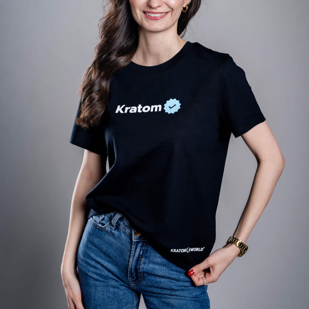 Kratom World női póló „Kratom Verified” motívummal – eredeti merch kratomkedvelők és a Kratom World márka rajongói számára, stílusos streetwear design hangsúlyos nyomattal, kényelmes póló mindennapi viseletre, ideális városba, eseményekre vagy gyűjtői darabként a kratom közösség számára-black