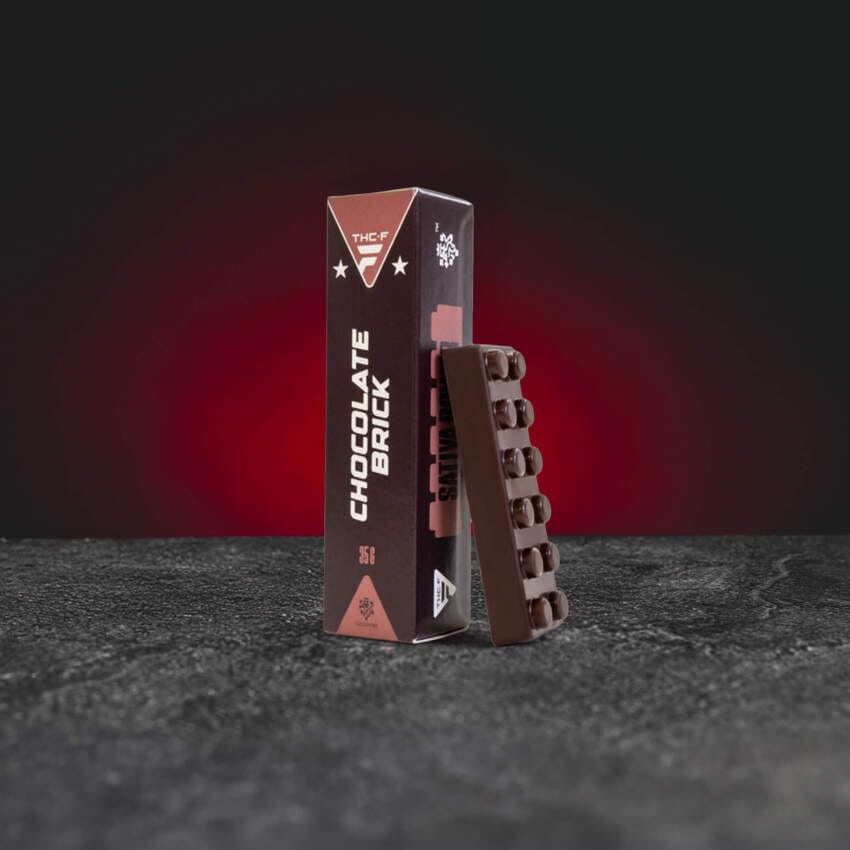 kratom world THF Chocolate Brick, prémium olasz étcsokoládé modern THF kannabinoiddal, gyűjtői termék, kiegyensúlyozott eufória és enyhén stimuláló sativa jelleg, kratomworld prodej